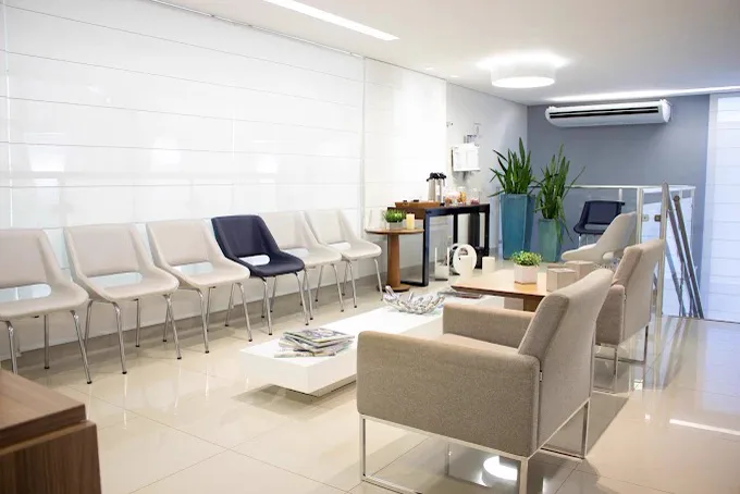 Sala de espera do CTC Spine Care, ambiente moderno e acolhedor